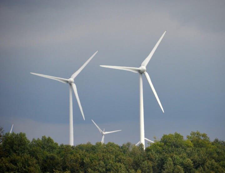 Stora vindkraftverk tornar upp sig mot himlen.
