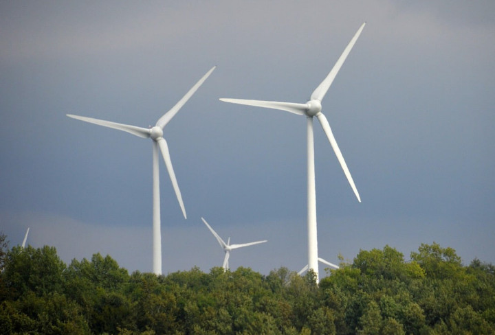 Stora vindkraftverk tornar upp sig mot himlen.