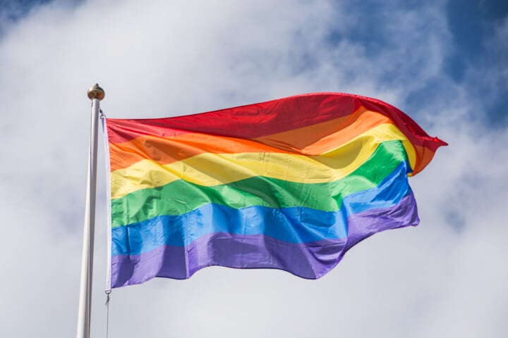 Prideflaggan mot himlen